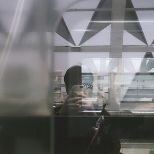 沟厕全景偷拍美女撒尿
