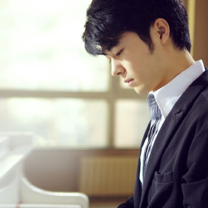 沟厕全景偷拍美女撒尿
